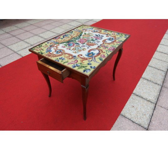 Period middle table 18 th in solid walnut