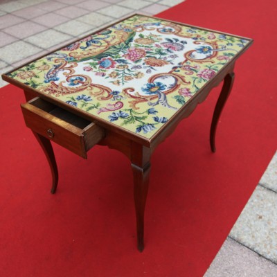 Period middle table 18 th in solid walnut