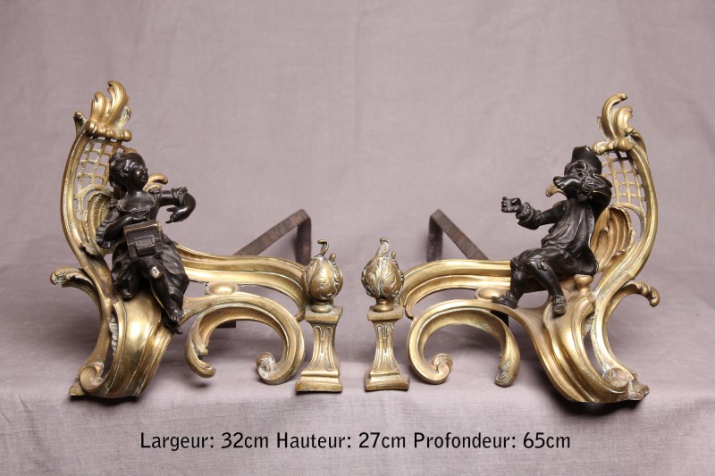 Paire de chenets anciens en bronze modèle à personnages d'époque 19 ème Louis XV