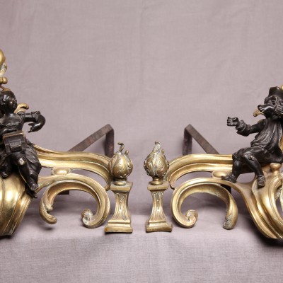 Paire de chenets anciens en bronze modèle à personnages d'époque 19 ème Louis XV