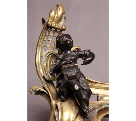 Paire de chenets anciens en bronze modèle à personnages d'époque 19 ème Louis XV