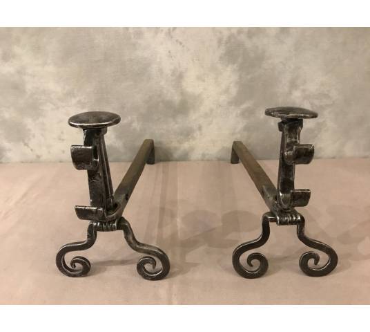 Paire de chenets anciens en fer forgé d'époque 18 ème