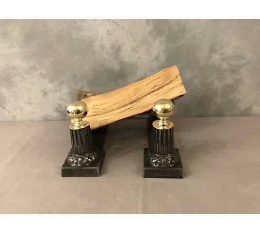 Paire de petits chenets anciens en fonte et laiton d'époque 19 ème