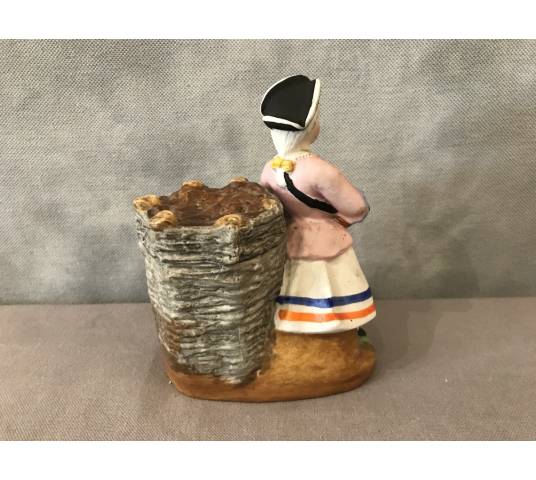 Pot à tabac Madelon en porcelaine de biscuit d'époque 19 ème