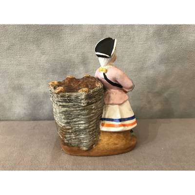 Pot à tabac Madelon en porcelaine de biscuit d'époque 19 ème
