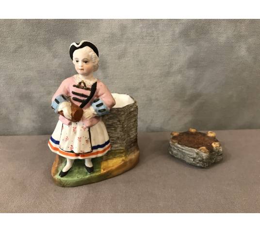 Pot à tabac Madelon en porcelaine de biscuit d'époque 19 ème