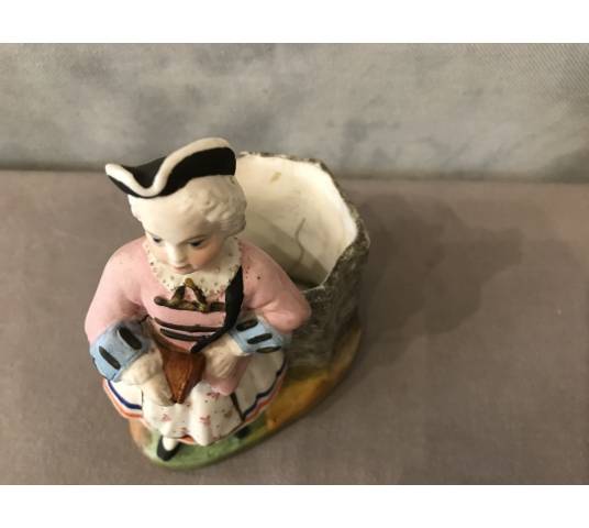 Pot à tabac Madelon en porcelaine de biscuit d'époque 19 ème