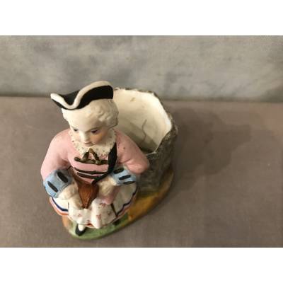 Pot à tabac Madelon en porcelaine de biscuit d'époque 19 ème