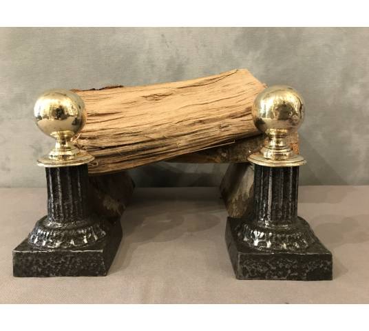 Paire de petits chenets anciens en fonte et laiton d'époque 19 ème