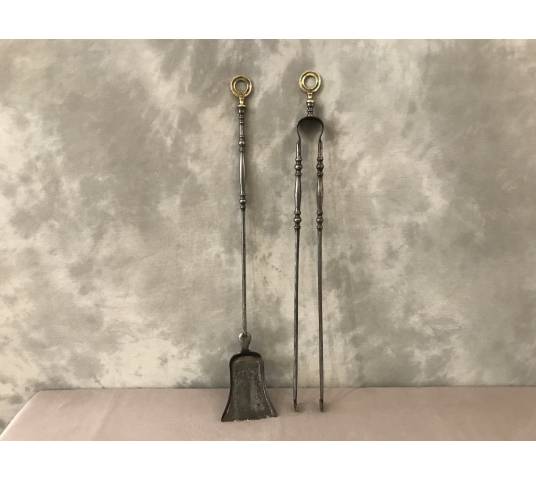 Ensemble d'une pelle et d'une pince de cheminée en fer et bronze d'époque 19 ème