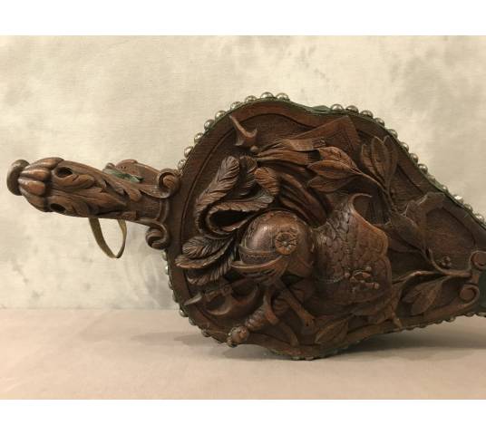 Beau grand soufflet de cheminée en chêne sculpté d'époque 19 ème