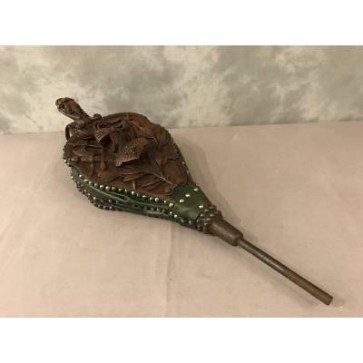 Beau grand soufflet de cheminée en chêne sculpté d'époque 19 ème
