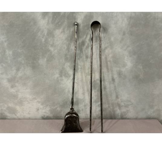 Set of an 18th-century iron fireplace shovel and tongs