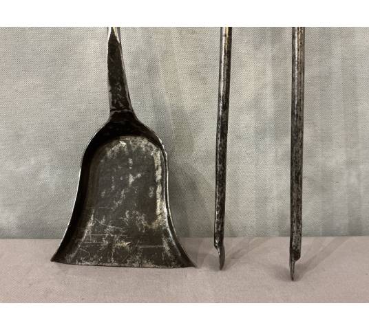 Set of an 18th-century iron fireplace shovel and tongs