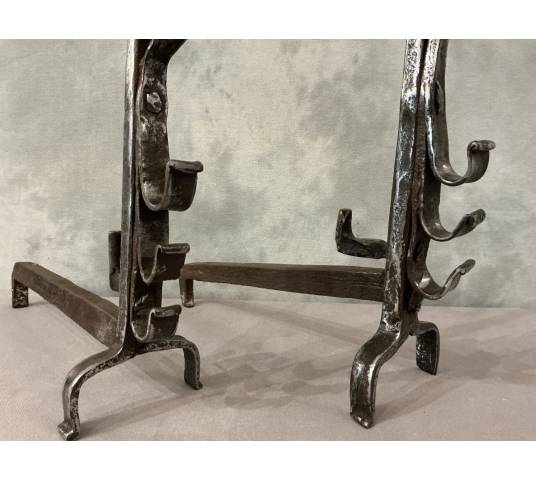 Paire de chenets anciens en fer forgé d'époque 18 ème