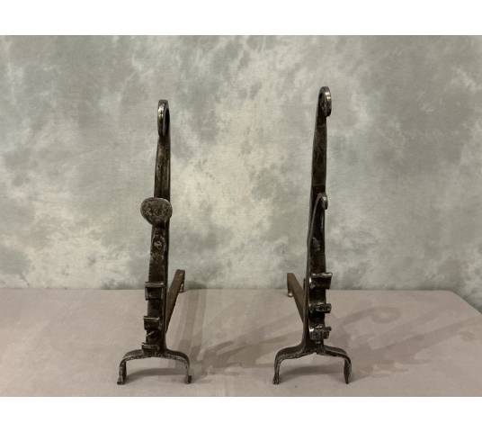 Paire de chenets anciens en fer forgé d'époque 18 ème