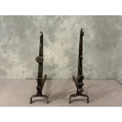 Paire de chenets anciens en fer forgé d'époque 18 ème
