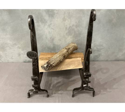 Paire de chenets anciens en fer forgé d'époque 18 ème
