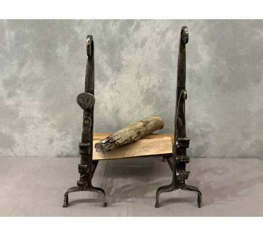 Paire de chenets anciens en fer forgé d'époque 18 ème