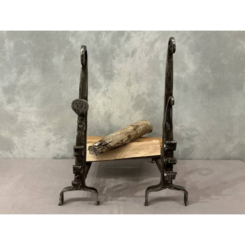 Paire de chenets anciens en fer forgé d'époque 18 ème