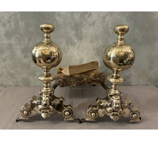 Paire de chenets en laiton et bronze aux marmousets d'époque 17 ème