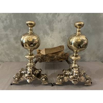 Paire de chenets en laiton et bronze aux marmousets d'époque 17 ème