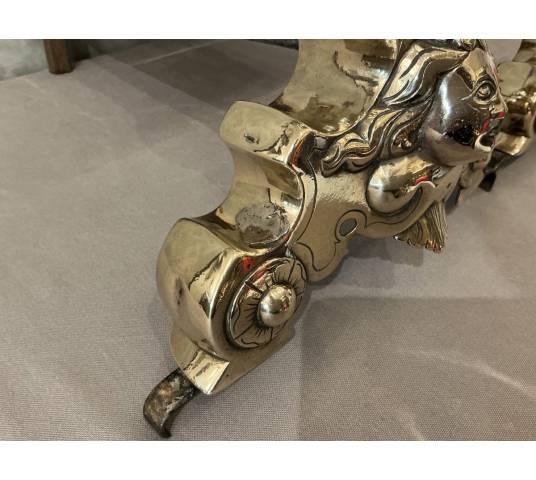 Paire de chenets en laiton et bronze aux marmousets d'époque 17 ème