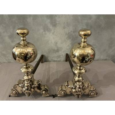 Paire de chenets en laiton et bronze aux marmousets d'époque 17 ème