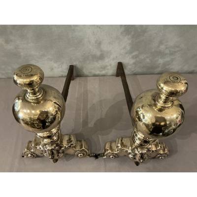 Paire de chenets en laiton et bronze aux marmousets d'époque 17 ème