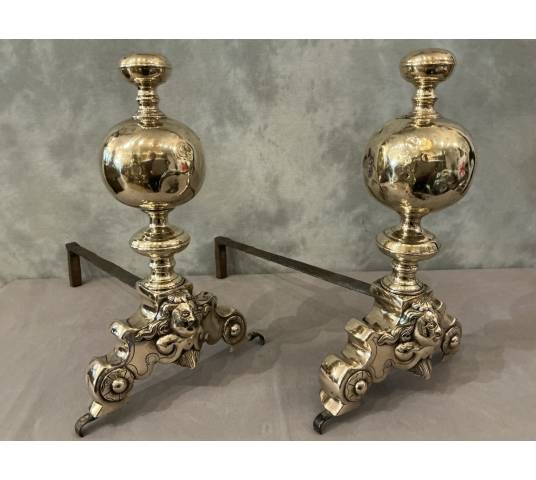 Paire de chenets en laiton et bronze aux marmousets d'époque 17 ème