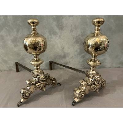 Paire de chenets en laiton et bronze aux marmousets d'époque 17 ème