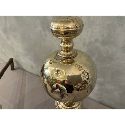 Paire de chenets en laiton et bronze aux marmousets d'époque 17 ème