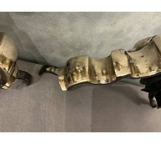 Paire de chenets en laiton et bronze aux marmousets d'époque 17 ème