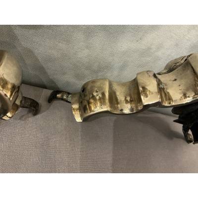 Paire de chenets en laiton et bronze aux marmousets d'époque 17 ème