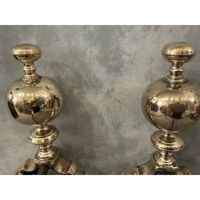 Paire de chenets en laiton et bronze aux marmousets d'époque 17 ème