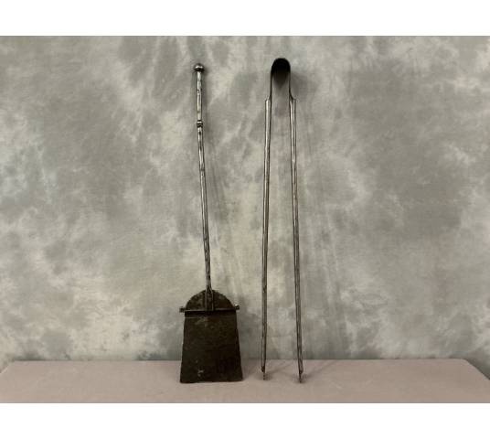Grand ensemble d'une pelle et d'une pince de cheminée en fer forgé d'époque 18 ème