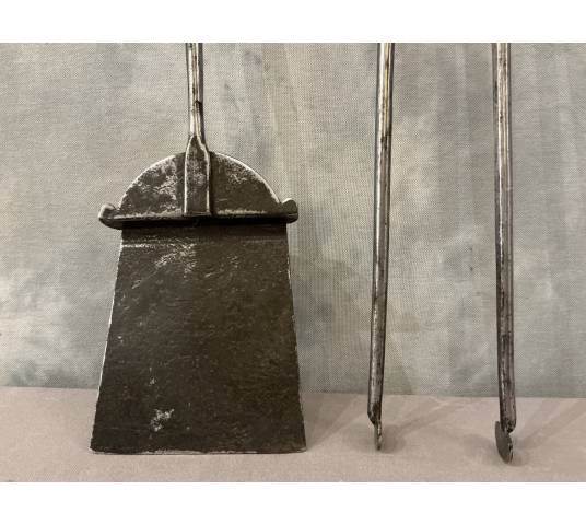 Grand ensemble d'une pelle et d'une pince de cheminée en fer forgé d'époque 18 ème