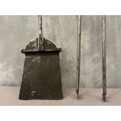 Grand ensemble d'une pelle et d'une pince de cheminée en fer forgé d'époque 18 ème