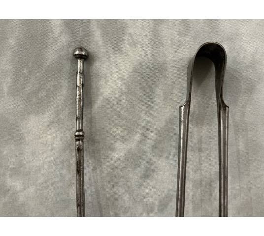 Grand ensemble d'une pelle et d'une pince de cheminée en fer forgé d'époque 18 ème