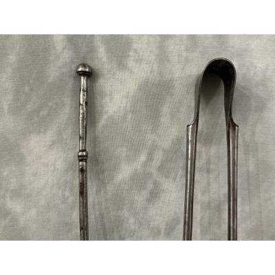 Grand ensemble d'une pelle et d'une pince de cheminée en fer forgé d'époque 18 ème