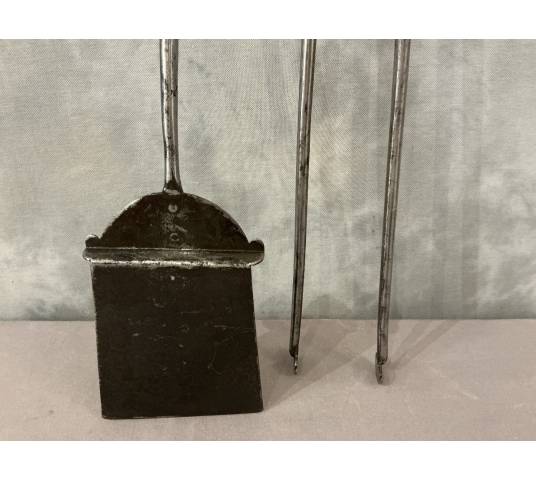 Grand ensemble d'une pelle et d'une pince de cheminée en fer forgé d'époque 18 ème