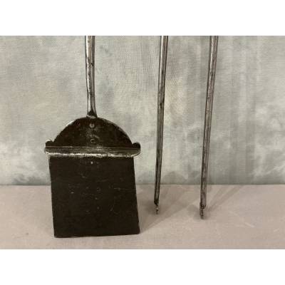 Grand ensemble d'une pelle et d'une pince de cheminée en fer forgé d'époque 18 ème