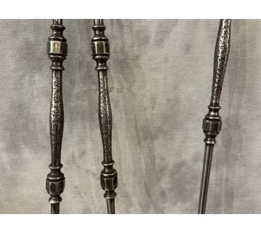 Bel ensemble d'une pelle et d'une pince de cheminée en fer d'époque 19 ème