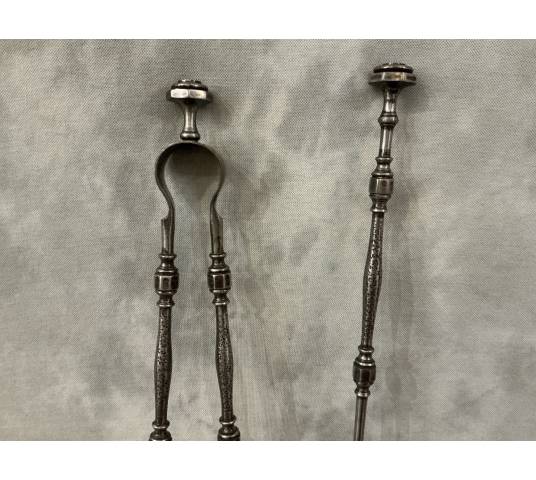 Bel ensemble d'une pelle et d'une pince de cheminée en fer d'époque 19 ème