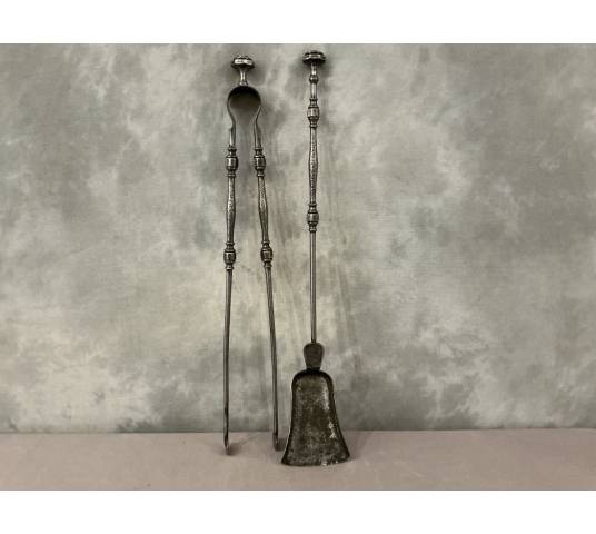 Bel ensemble d'une pelle et d'une pince de cheminée en fer d'époque 19 ème
