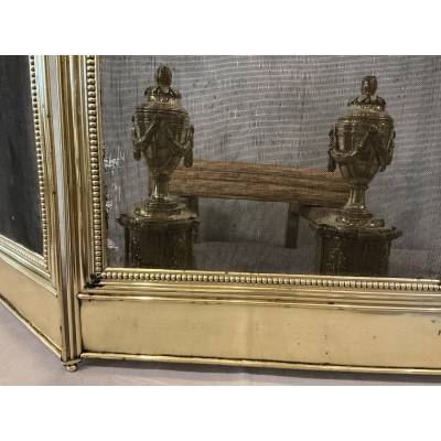 Small antique brass fire screen dating from the 19th century in the Louis XVI style