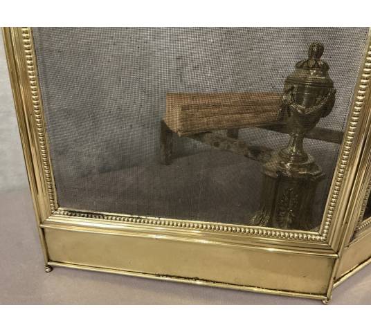 Small antique brass fire screen dating from the 19th century in the Louis XVI style
