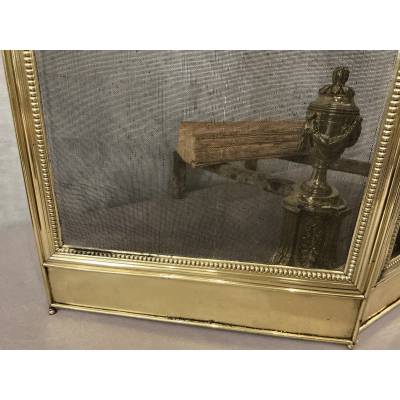 Small antique brass fire screen dating from the 19th century in the Louis XVI style
