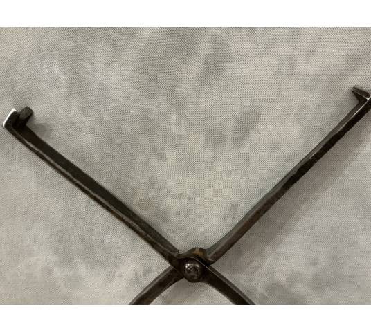 Large scissors-like pliers, wrought iron arm pliers from the 18th century