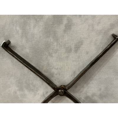 Large scissors-like pliers, wrought iron arm pliers from the 18th century